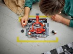60443-LEGO-City-F1-Pit-stop-i-mechanicy-z-bolidem-Ferrari-8.jpg
