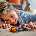 60442-LEGO-City-F1-Kierowca-i-bolid-McLaren-6.png